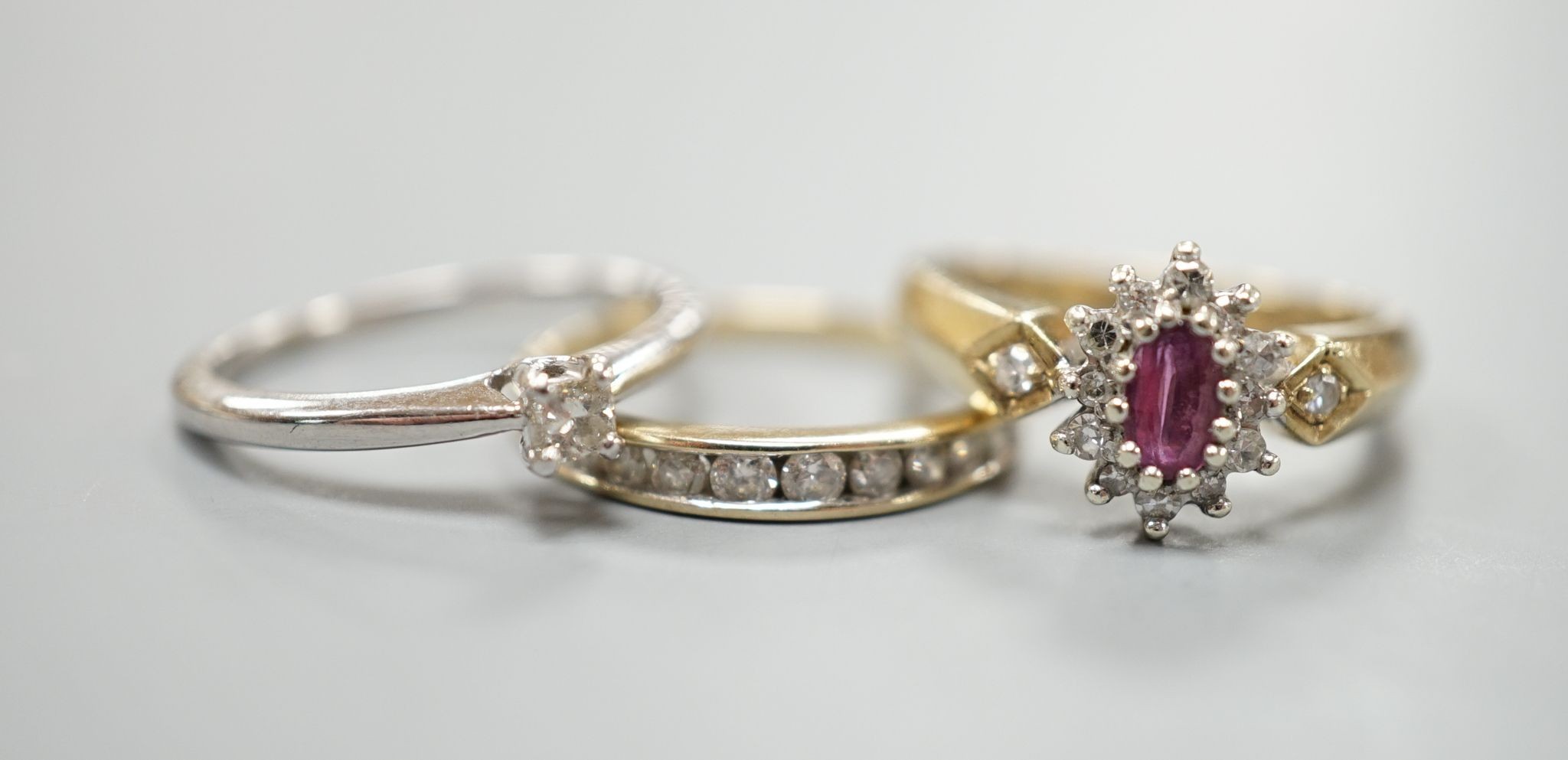 Three assorted 9ct gold and gem set dress rings including a solitaire diamond ring, size I, gross weight 5.8 grams.